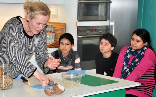 May Britt Stormoen underviser i madlavning helt fra bunden. Foto: Ulla Skovsbøl