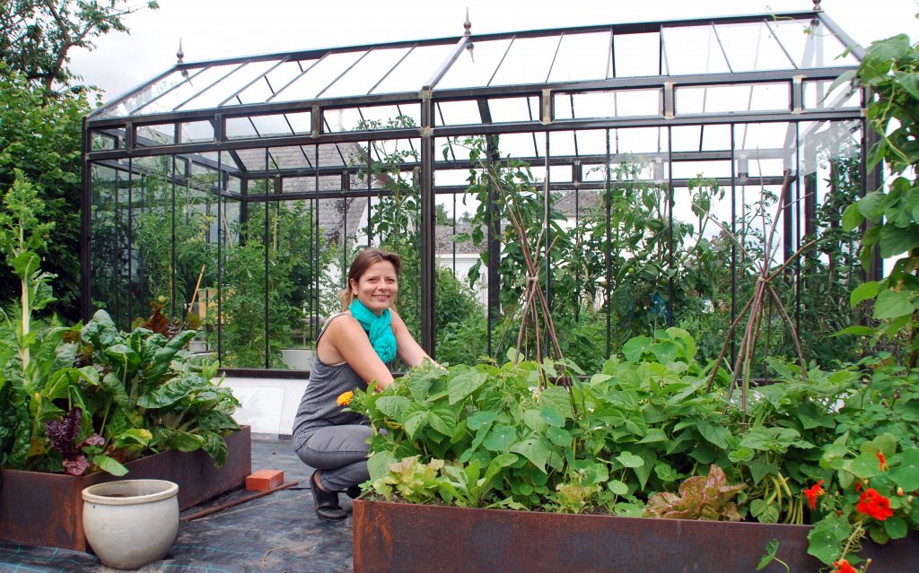 Chantelle McLean har selv en stor køkkenhave, hvor hun eksperimenterer med grønsager og urter, men skolehaverne skal ligge på en del Ladbys gamle fælled, som hører til gården. Foto: Ulla Skovsbøl